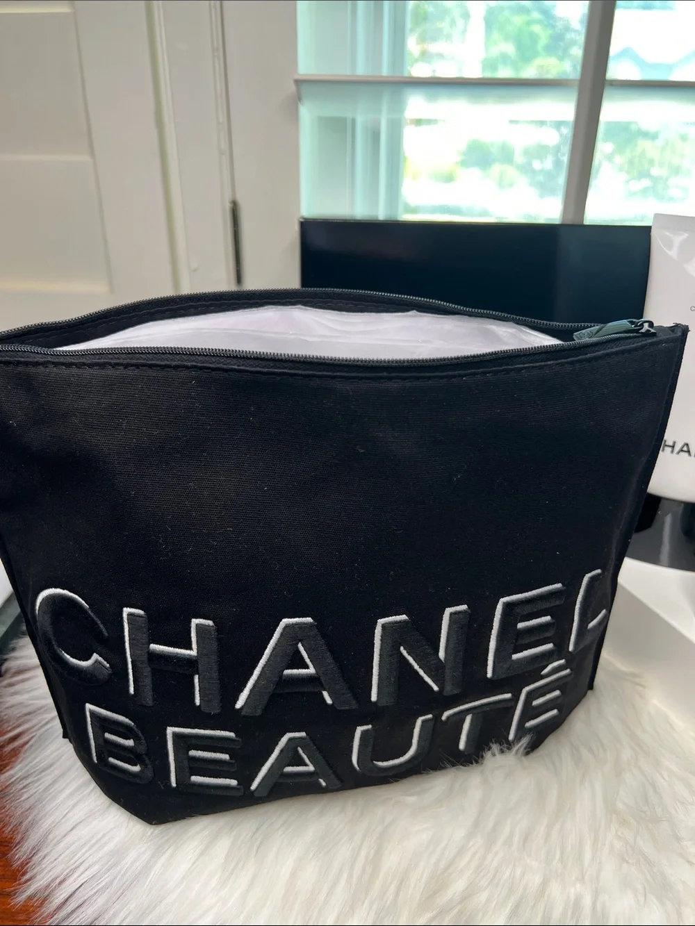 CHANEL BEAUTY Set: La Mousse, Volume Mascara &Rouge Coco Baume With Cosmetic Bag